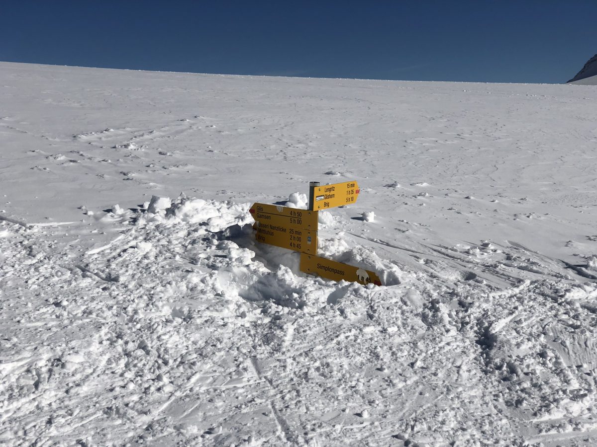 Les panneaux indicatifs, sortent tout juste de la neige, permettant de mesurer la hauteur de neige.