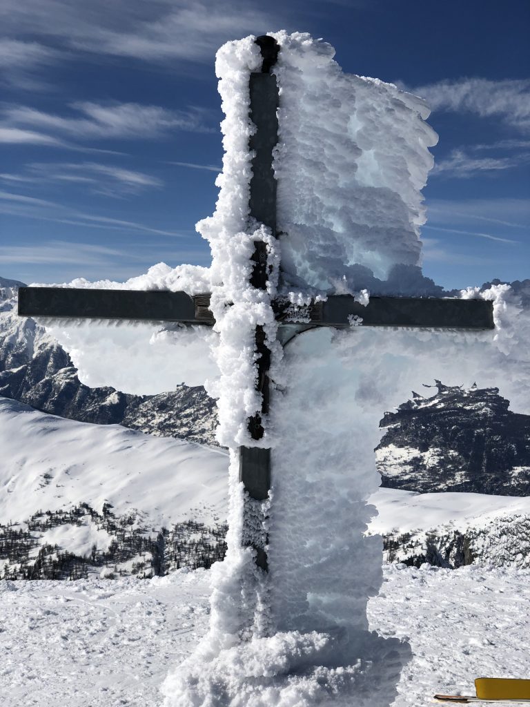 Croix du sommet du Spitzhorli. Le vent et le froid forment cette couche de neige glacée collée à la croix.